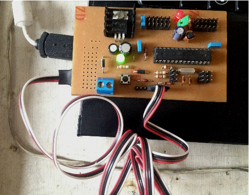 X-Duino executando o programa "blink". Note o cabo USB conectado na placa.